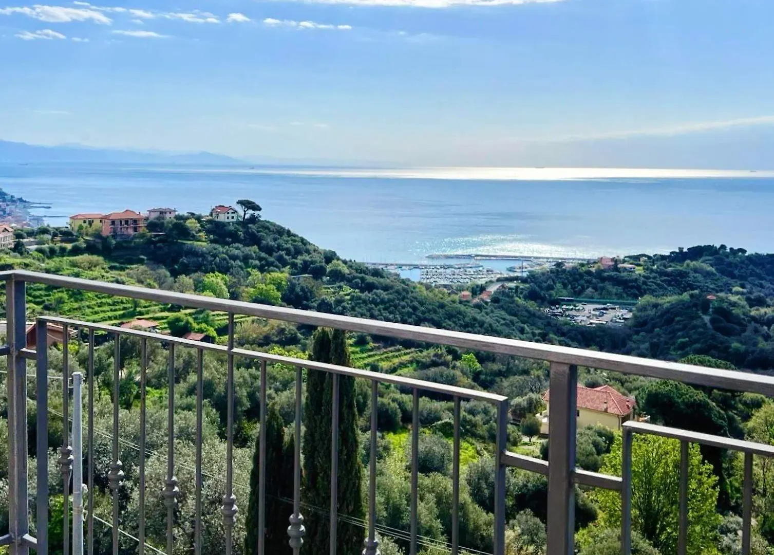 Luminosa Mansarda Con Vista Mare Apartment Varazze Italy