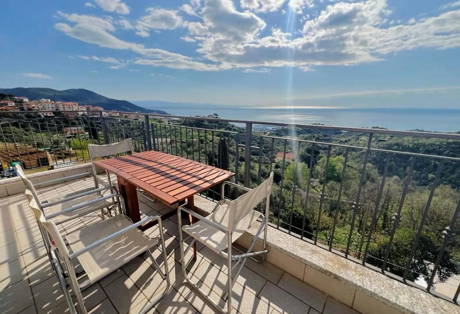 Luminosa Mansarda Con Vista Mare Apartment Varazze